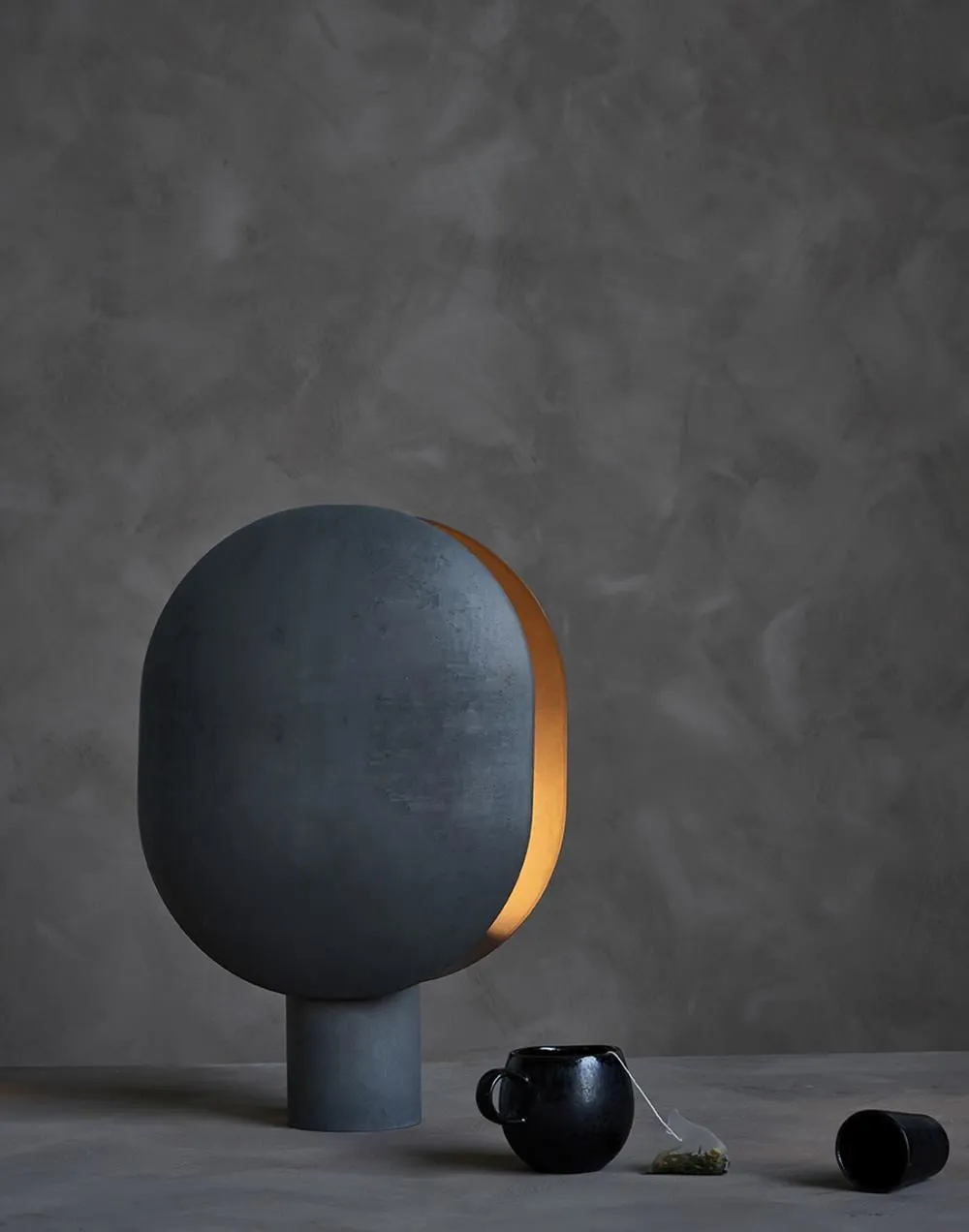 Clam table lamp