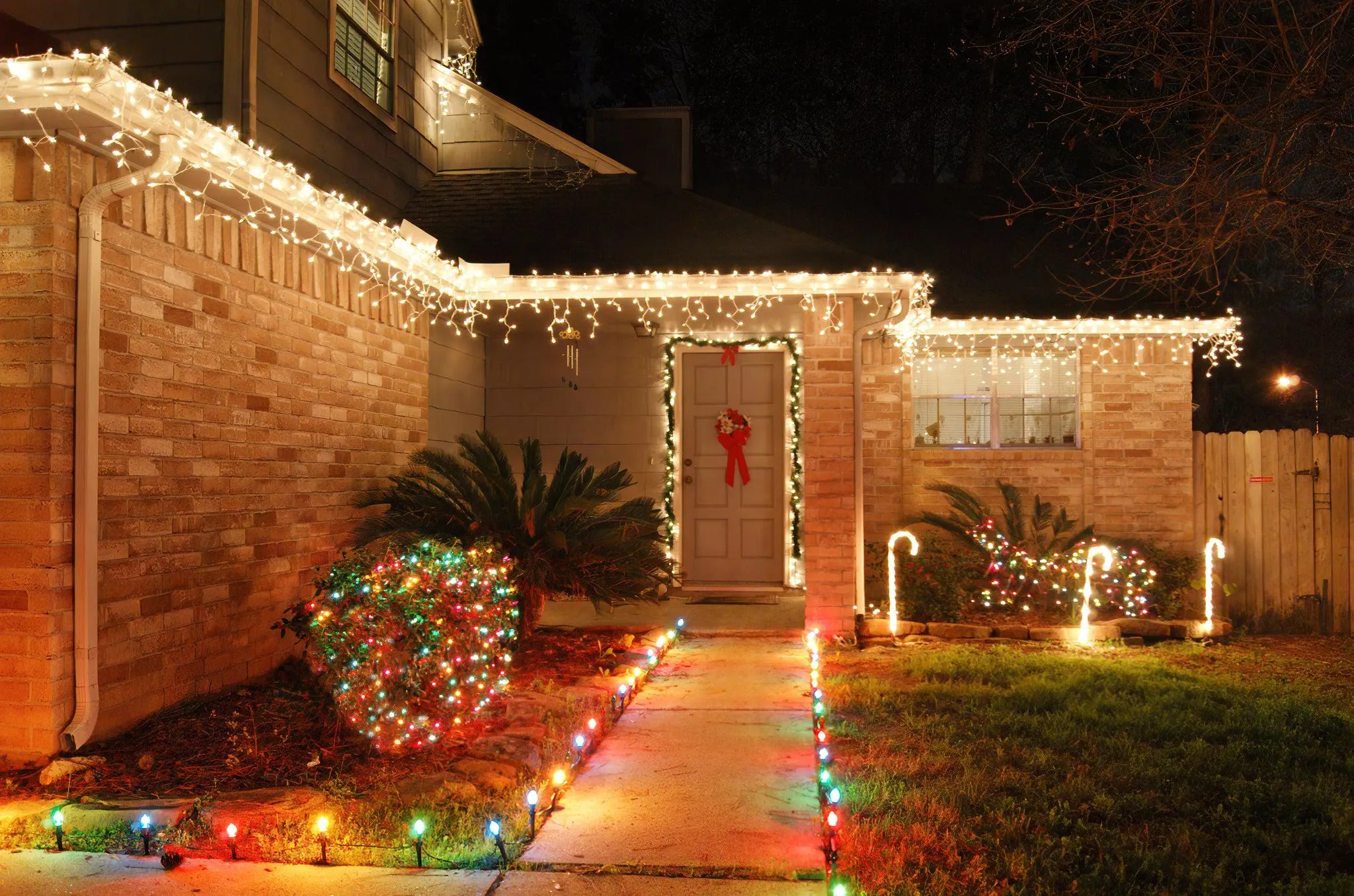 LED Indoor & Outdoor Snowing Icicle Chaser Lights with White Cable (960 Lights) - Warm White Lights