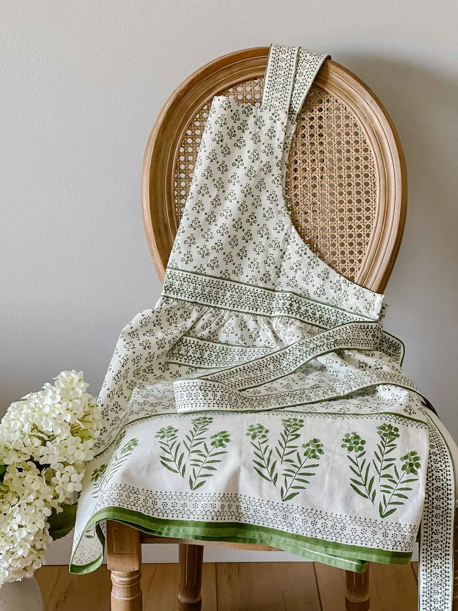 Phlox Green Apron